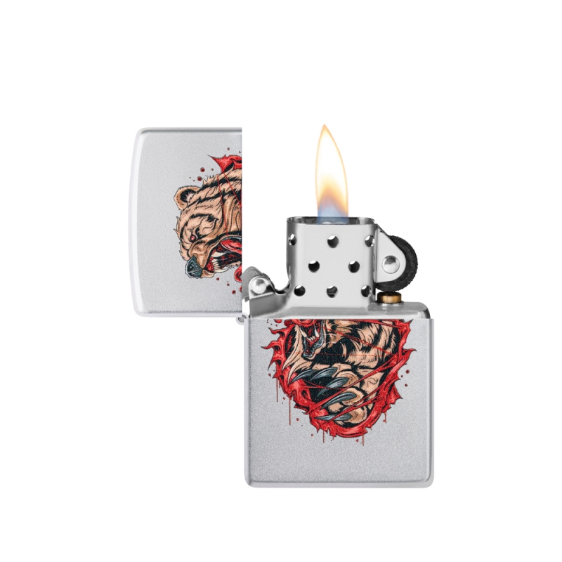 zapalniczka Zippo z płomieniem nad otwartą pokrywką podkreślającym detale wzoru