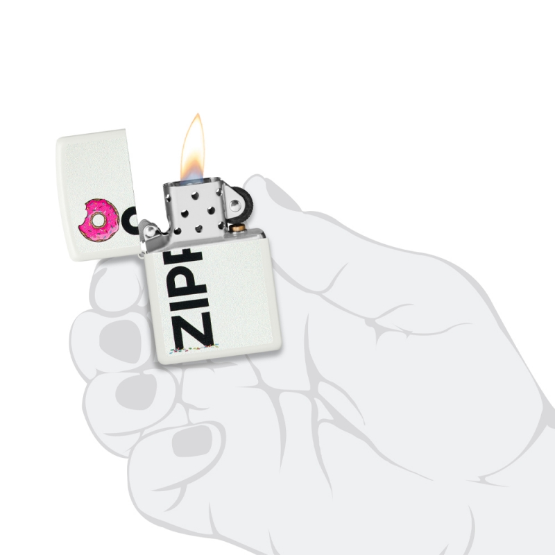 odpalona zapalniczka z jasnym płomieniem nad białą matową obudową z różowym akcentem