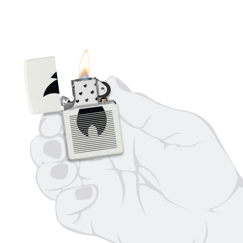 zapalniczka trzymana w dłoni pokazuje kompaktowy rozmiar i kontrast czerni i bieli motywu