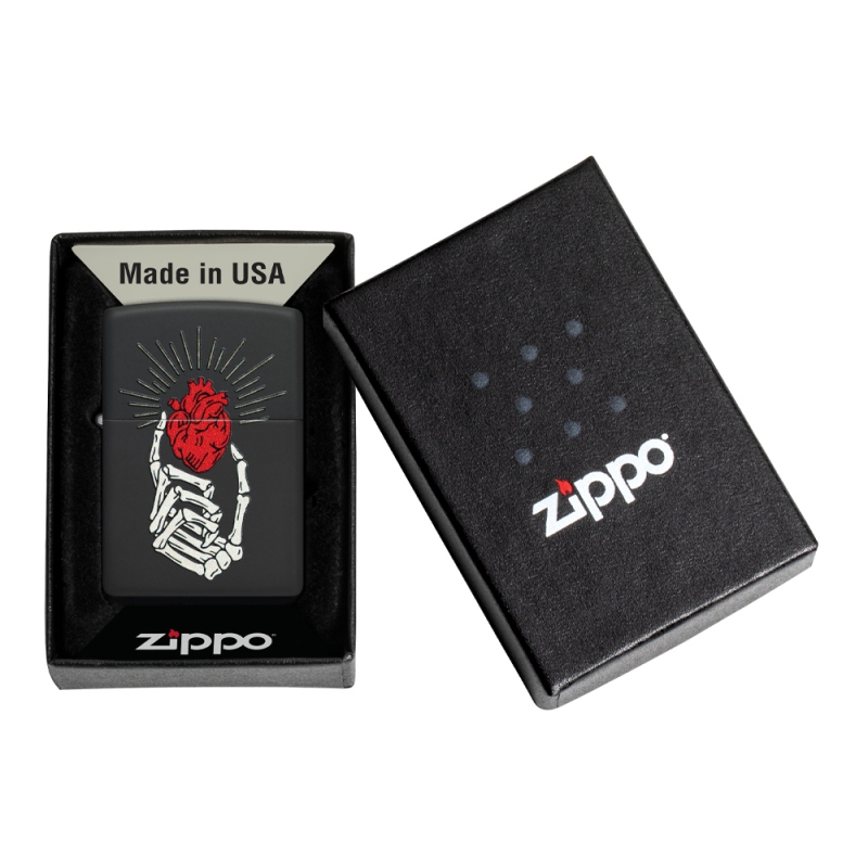 Zippo w pudełku z graficznym motywem hand and heart który wyróżnia się na tle eleganckiego opakowania
