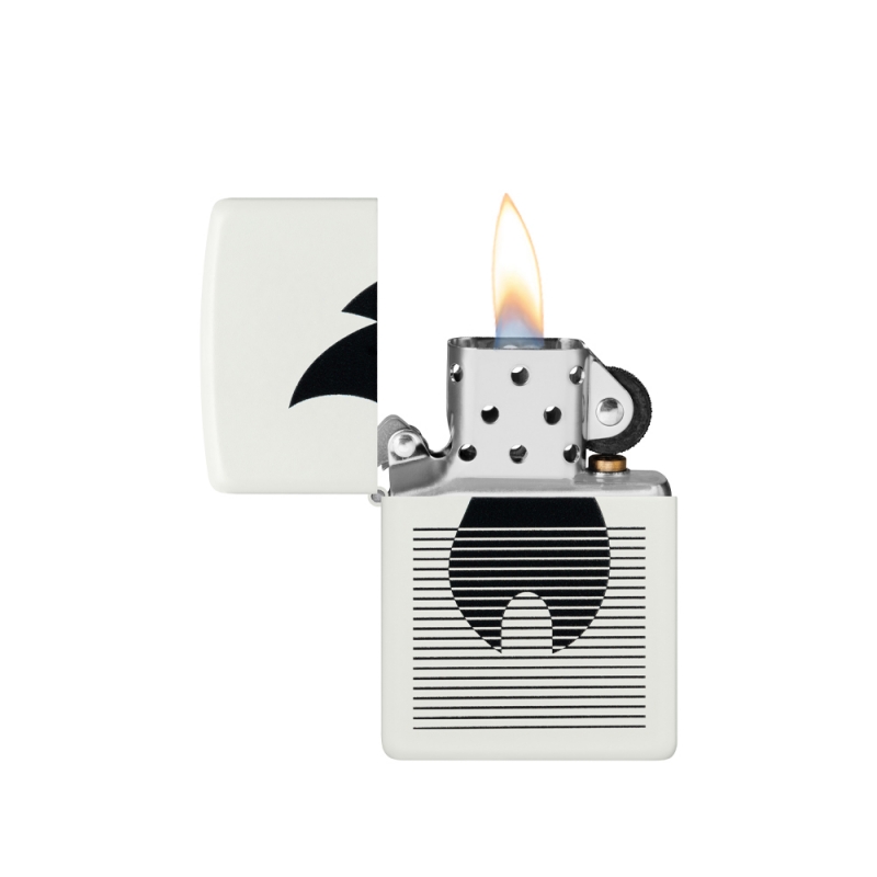 zapalniczka Zippo z ogniem nad otwartą pokrywką która podkreśla graficzne linie na obudowie