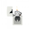 zapalniczka Zippo z ogniem nad otwartą pokrywką która podkreśla graficzne linie na obudowie