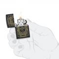 Zippo w dłoni z widocznym laserowym grawerem łączącym elegancję i styl gry