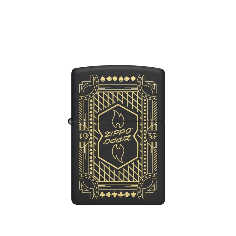 obudowa zapalniczki w matowej czerni z geometrycznym wzorem kart do gry i dużym logo Zippo w centrum