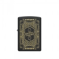 obudowa zapalniczki w matowej czerni z geometrycznym wzorem kart do gry i dużym logo Zippo w centrum