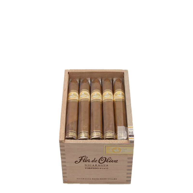 pudełko wypełnione delikatnymi cygarami o jasnej pokrywie