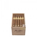 pudełko wypełnione delikatnymi cygarami o jasnej pokrywie