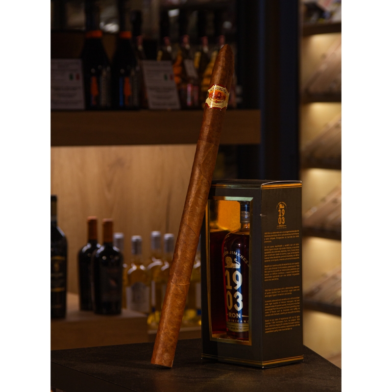 zdjęcie typu lifestyle z cygarem Stravaganza by La Aurora 1903