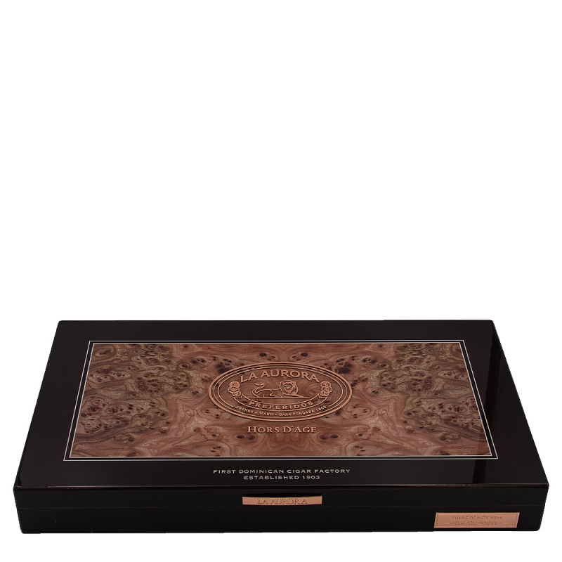 zamknięte pudełko z ręcznie ciętego drewna cedrowego