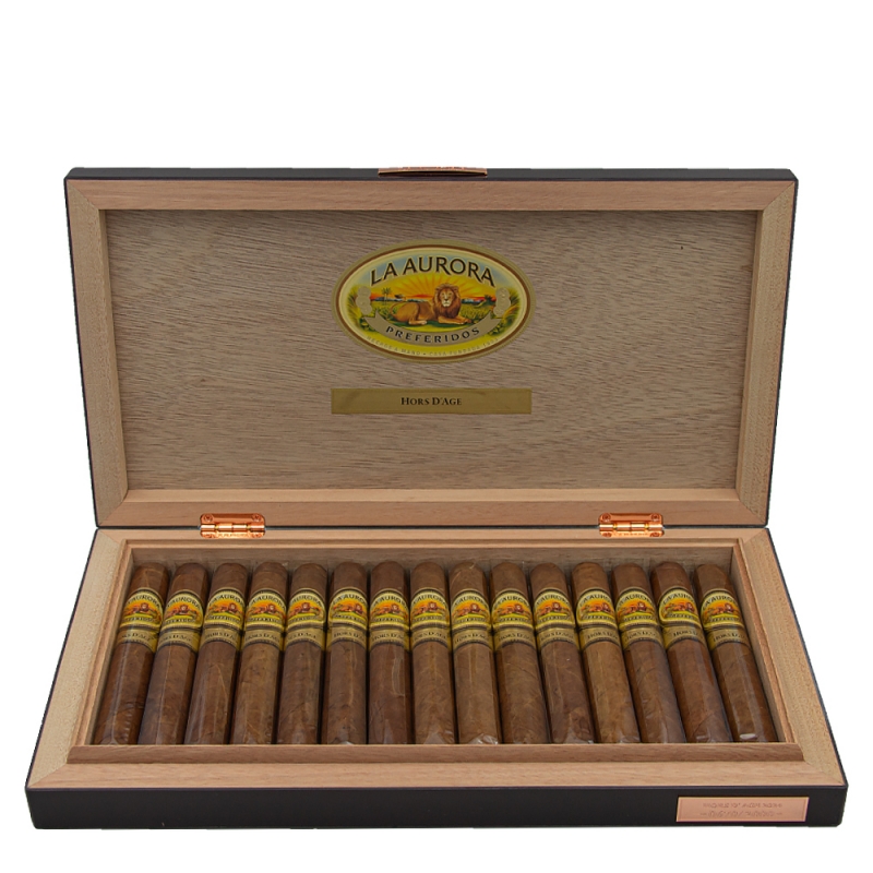 otwarte pudełko pełne cygar La Aurora Hors D'Age 2024 Toro