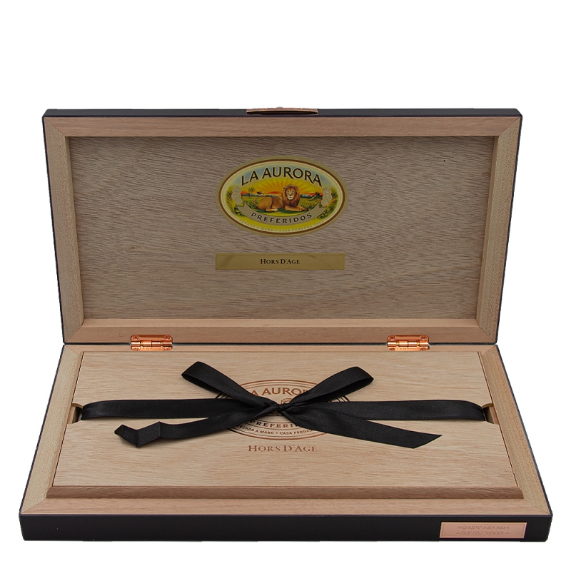 pudełko od La Aurora Hors D'Age 2024 Toro z drewienkiem