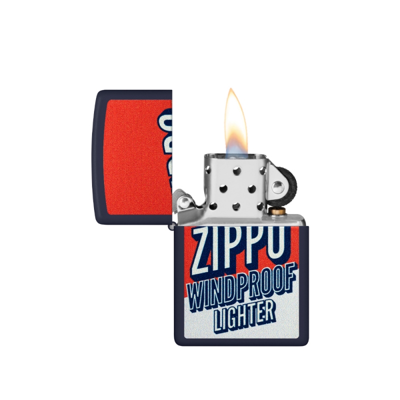 odpalona zapalniczka z jasnym płomieniem nad ciemną obudową z wyróżniającym się motywem