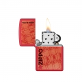 zapalniczka Zippo z ogniem nad otwartą pokrywką podkreślającym kontrast koloru i grafiki
