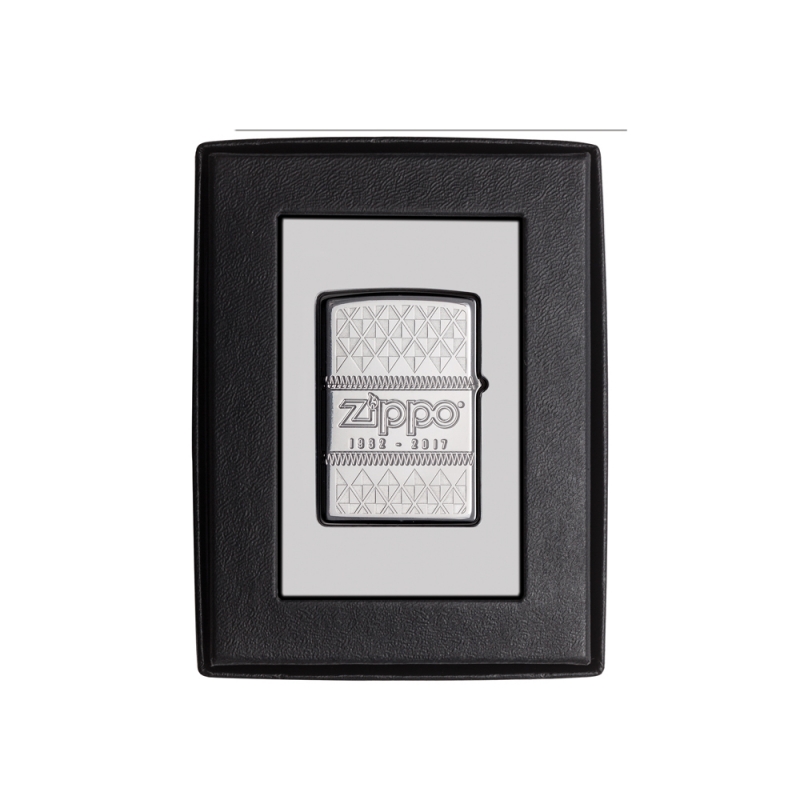 Zippo w pudełku z detalami rocznicowego grawerowania które wyróżniają się na tle eleganckiego opakowania