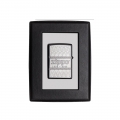 Zippo w pudełku z detalami rocznicowego grawerowania które wyróżniają się na tle eleganckiego opakowania