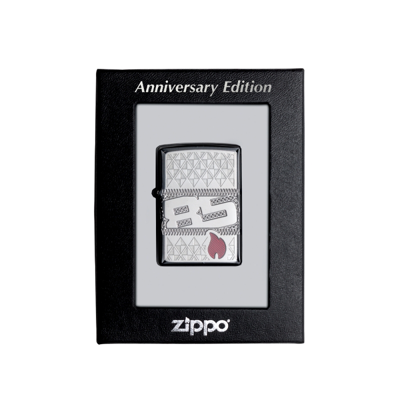 zapalniczka umieszczona w pudełku prezentowym Zippo z widoczną efektowną chromowaną obudową