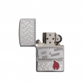 otwarta zapalniczka z widocznym błyszczącym kominkiem i chromowaną obudową z rocznicowym grawerem
