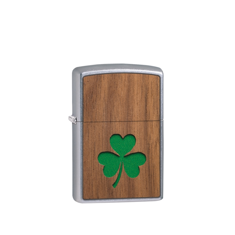 obudowa zapalniczki z metalicznym połyskiem Street Chrome i drewnianym emblematem koniczyny w centrum