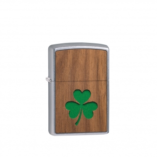 obudowa zapalniczki z metalicznym połyskiem Street Chrome i drewnianym emblematem koniczyny w centrum