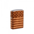 obudowa zapalniczki z metalicznym połyskiem Street Chrome i ultralekkim drewnianym emblematem amerykańskiej flagi wokół korpusu