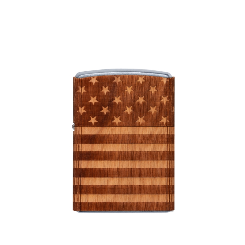 front zapalniczki z widocznymi czerwonymi białymi i niebieskimi elementami barw flagi na drewnie