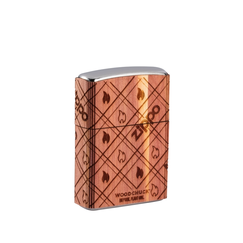 front zapalniczki z intensywnymi odcieniami drewna tworzącymi detal płomienia na tle chromu