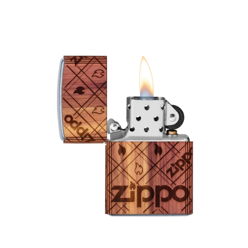 odpalona zapalniczka z jasnym płomieniem nad chromowanym korpusem i drewnianym motywem płomienia