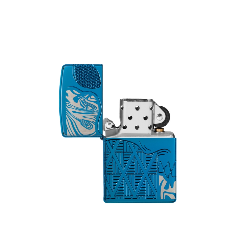 otwarta zapalniczka z widocznym srebrzystym kominkiem kontrastującym z Armor Blue i wzorem czaszek