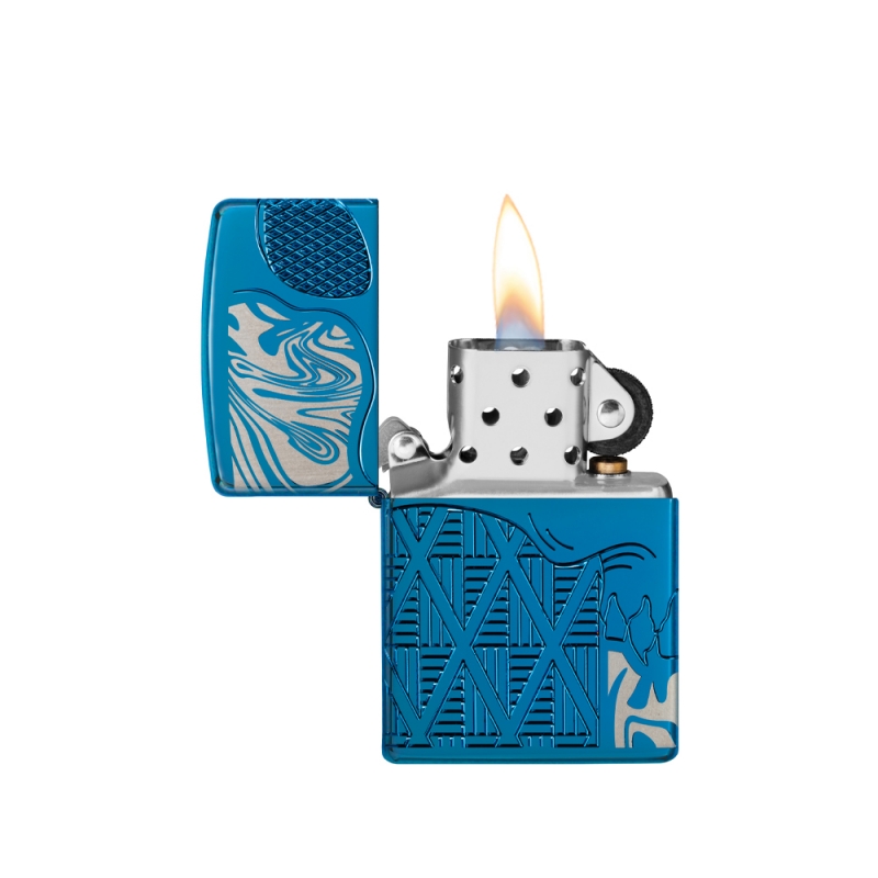 odpalona zapalniczka z jasnym płomieniem nad niebiesko‑metalową powierzchnią z motywem czaszek