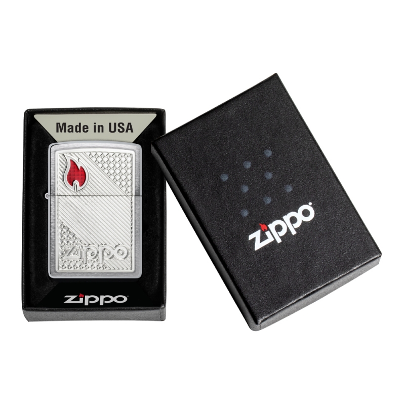 zapalniczka umieszczona w pudełku prezentowym Zippo z widoczną teksturą Brushed Chrome i emblem‑style detalami