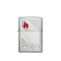 metalowa zapalniczka Zippo z czerwonym symbolem płomienia w lewym górnym rogu