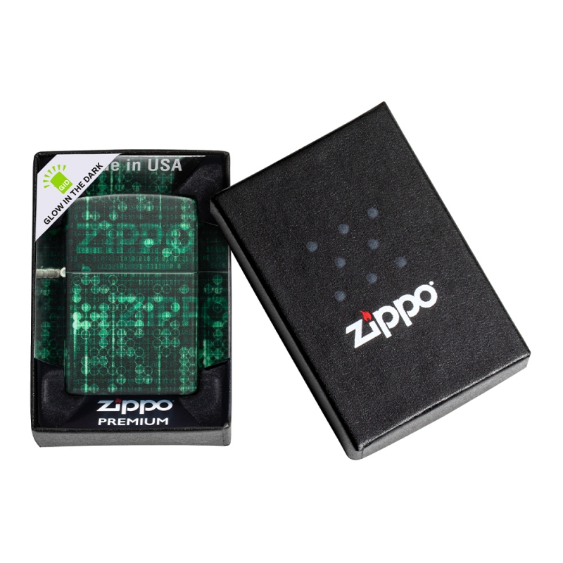 zapalniczka umieszczona w pudełku prezentowym Zippo z widocznym patternowym motywem na całej obudowie