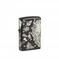 obudowa zapalniczki Zippo z połyskującym czarnym tłem i wielobarwną grafiką tatuażową pełną motywów morskich przygód