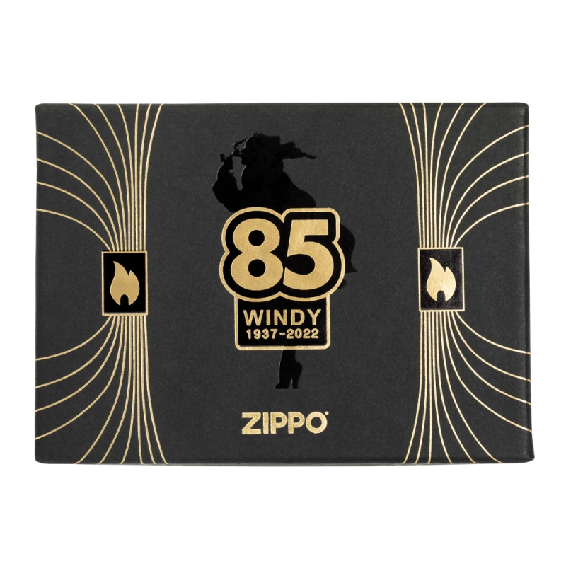 zapalniczka umieszczona w pudełku prezentowym Zippo z widocznym jubileuszowym motywem 85‑lecia