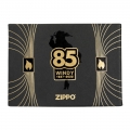 zapalniczka umieszczona w pudełku prezentowym Zippo z widocznym jubileuszowym motywem 85‑lecia