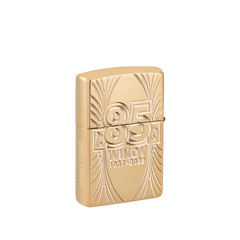 zapalniczka z metalicznym, połyskującym mosiądzem i barwnym detalem Windy na całej szerokości obudowy