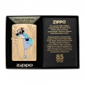 Zippo w pudełku z eleganckim metalicznym połyskiem i barwnym obrazem Windy który wyróżnia się na tle opakowania