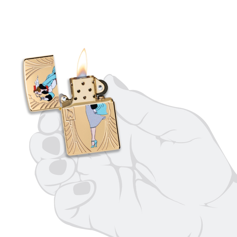 zapalniczka trzymana w dłoni pokazuje kompaktowy rozmiar i atrakcyjny motyw jubileuszowy Windy