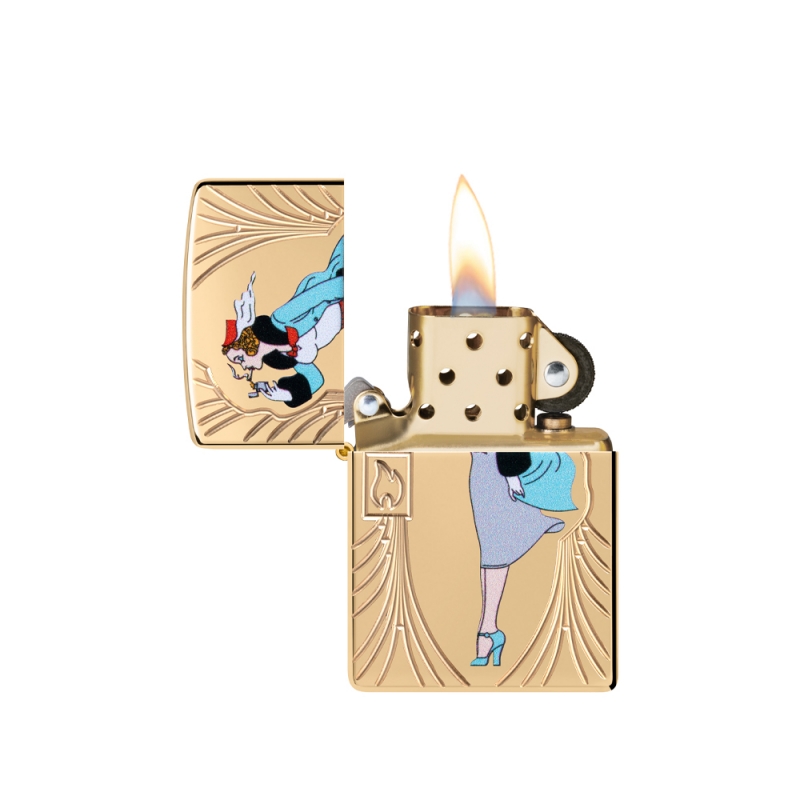 odpalona zapalniczka z wyraźnym żółtym płomieniem nad metaliczną powierzchnią z jubileuszowym motywem