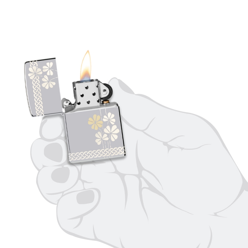 zapalniczka trzymana w dłoni pokazuje kompaktowy rozmiar i wyrazisty motyw koniczyny