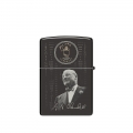 obudowa zapalniczki z tylnią częścią ukazującą starszą wersję twórcy i jego podpisem pod postacią
