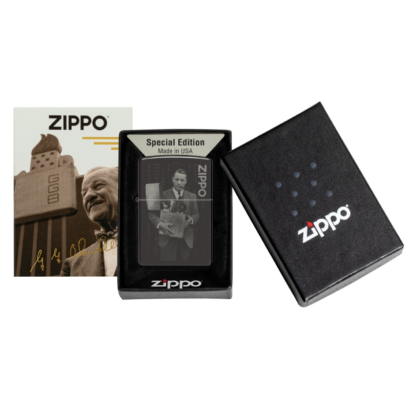 zapalniczka umieszczona w pudełku prezentowym Zippo z ozdobioną grafiką twórcy i eleganckim tłem