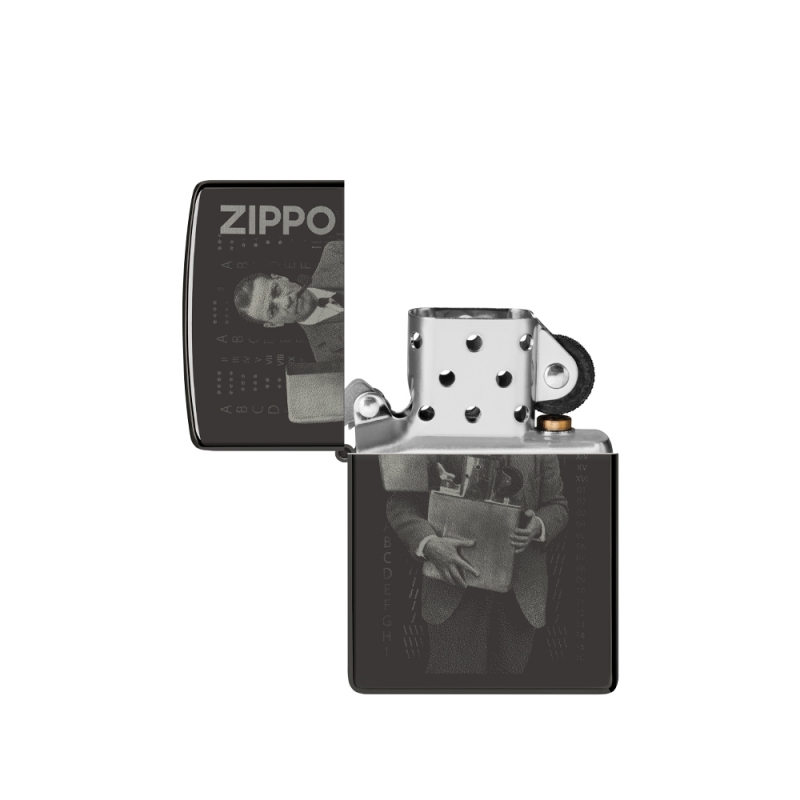 otwarta zapalniczka z widocznym srebrzystym kominkiem kontrastującym z czarną grafiką na obudowie