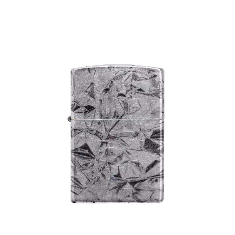 metalowa powierzchnia z teksturą przypominającą cienką folię aluminiową i delikatnym połyskiem