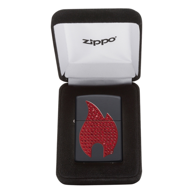 Zippo w pudełku z glamour detalami które wyróżniają ją na tle eleganckiego opakowania