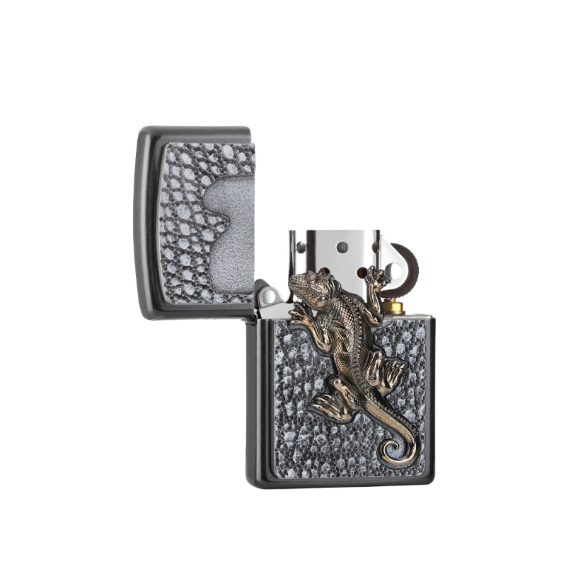 otwarta srebrna zapalniczka Zippo z metalową figurką gekona na obudowie