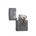 otwarta srebrna zapalniczka Zippo z metalową figurką gekona na obudowie
