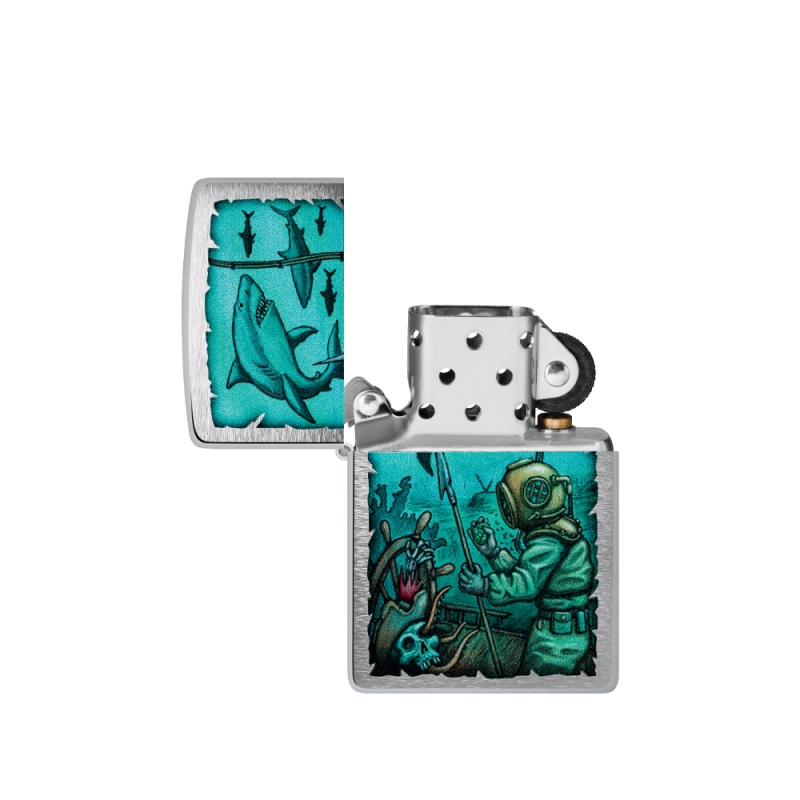 otwarta zapalniczka z widocznym srebrzystym kominkiem kontrastującym z marynistycznym motywem na obudowie