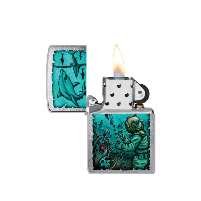 odpalona zapalniczka z jasnym płomieniem nad białym matowym tłem z ilustracją żagle i fal