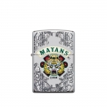 obudowa zapalniczki z gładkim metalicznym tłem ozdobiona artystycznym wzorem inspirowanym kulturą Majów